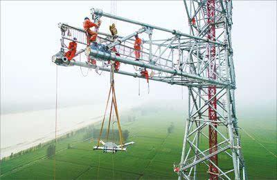 500千伏济南特高压—高青变电站输电线路黄河大跨越铁塔工程正在施工