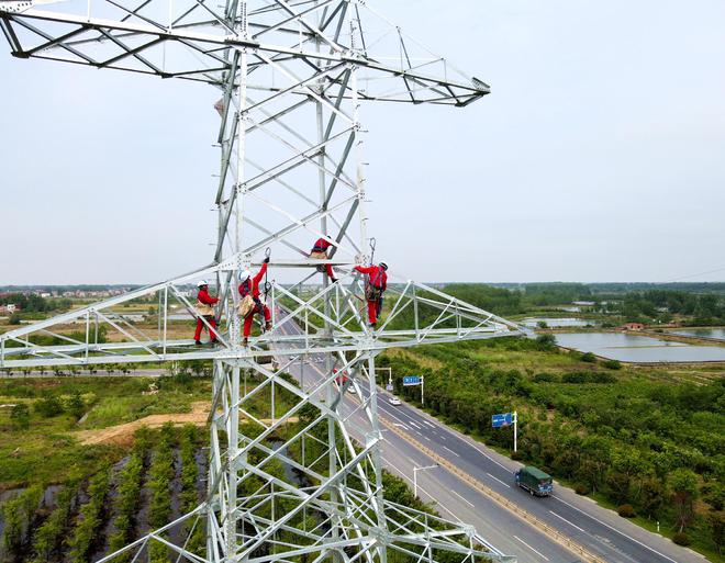 特写:他们每天在高空拧上千个螺丝