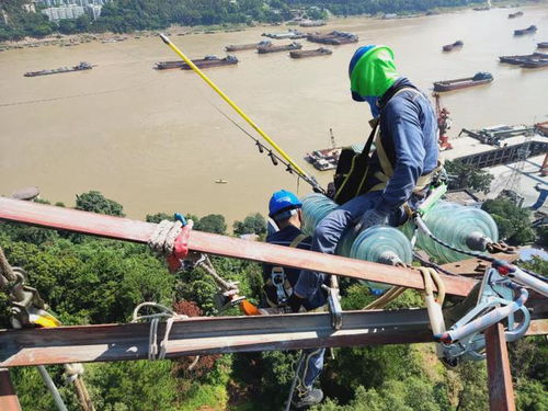 苍梧江北片区与新县城连接龙圩输电主线路发生故障,36 高温爬上50多米高铁塔紧急抢修近8小时